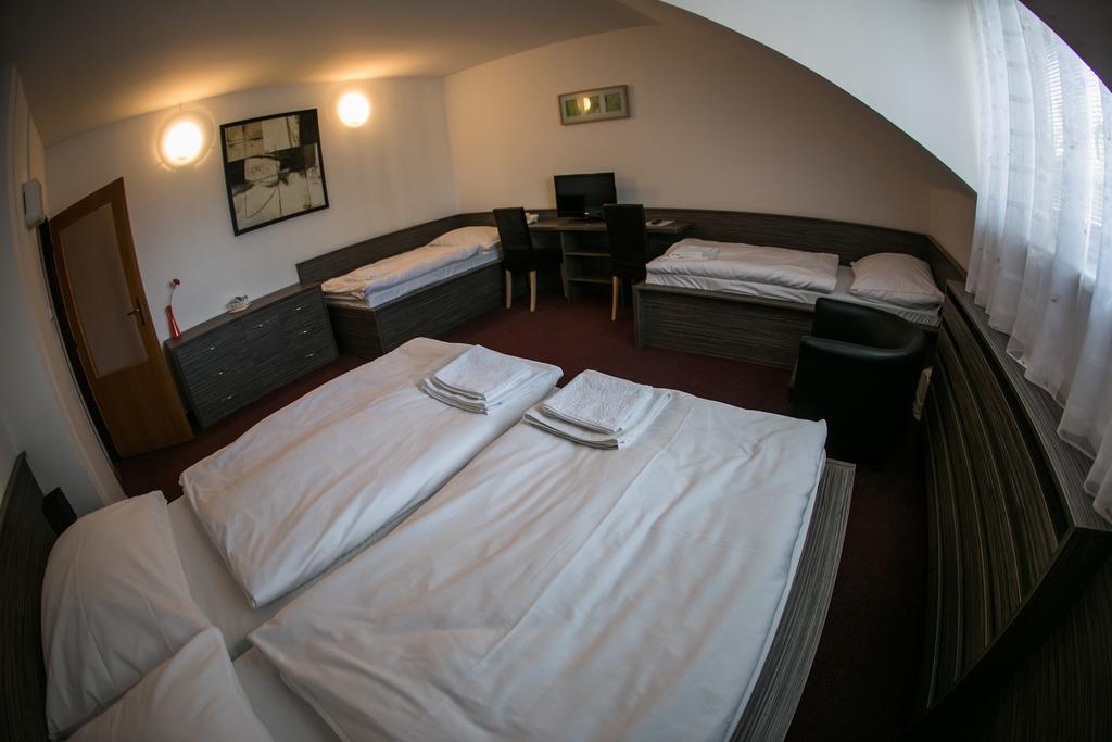 Hotel Rose Břeclav מראה חיצוני תמונה
