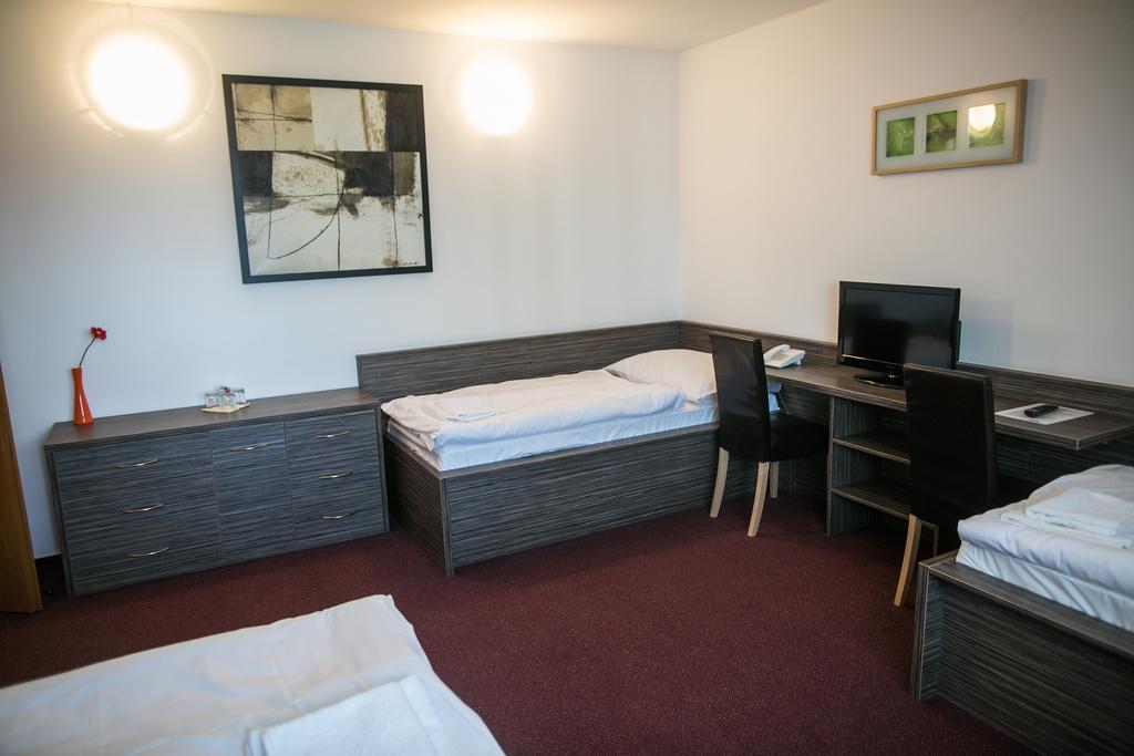 Hotel Rose Břeclav מראה חיצוני תמונה