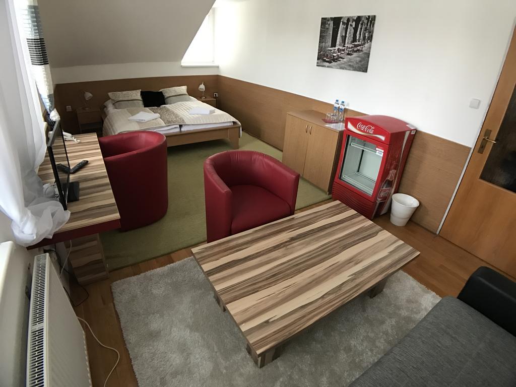 Hotel Rose Břeclav מראה חיצוני תמונה