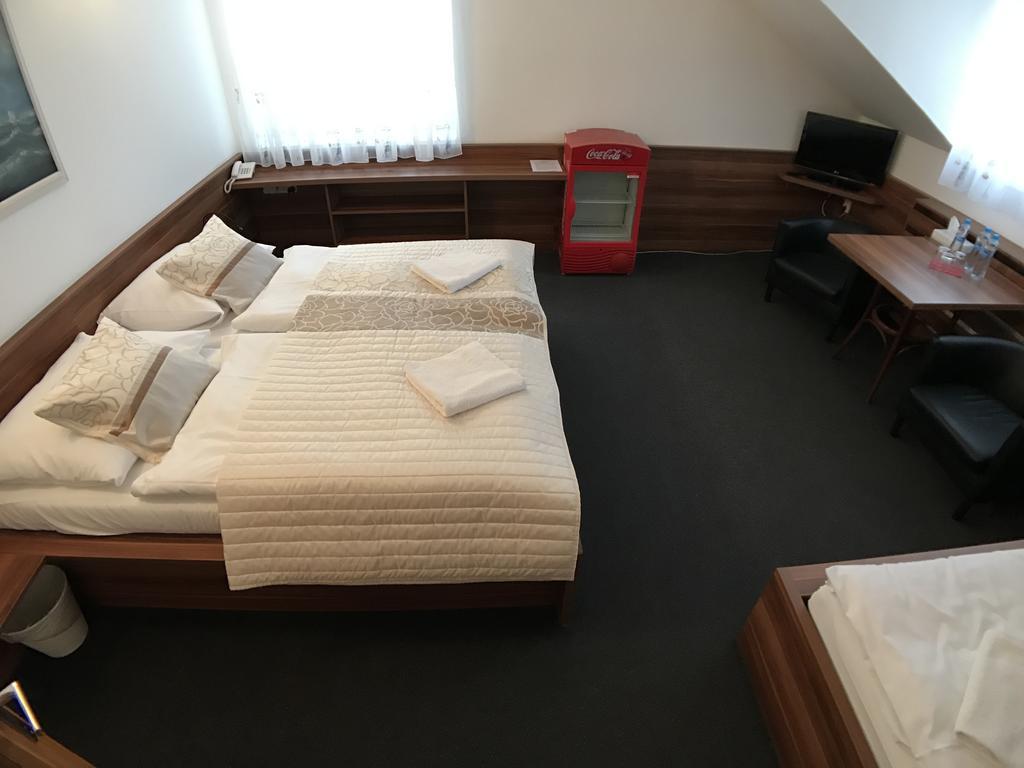 Hotel Rose Břeclav מראה חיצוני תמונה