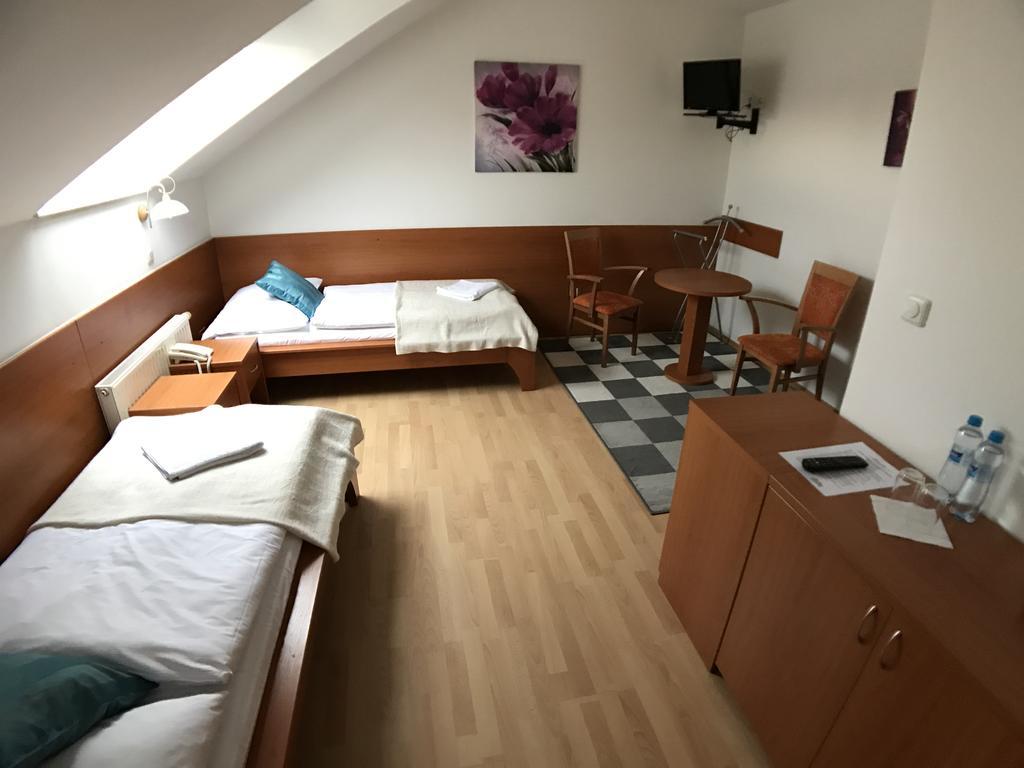 Hotel Rose Břeclav מראה חיצוני תמונה